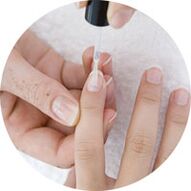 nakładanie lakieru do paznokci w leczeniu grzybicy paznokci